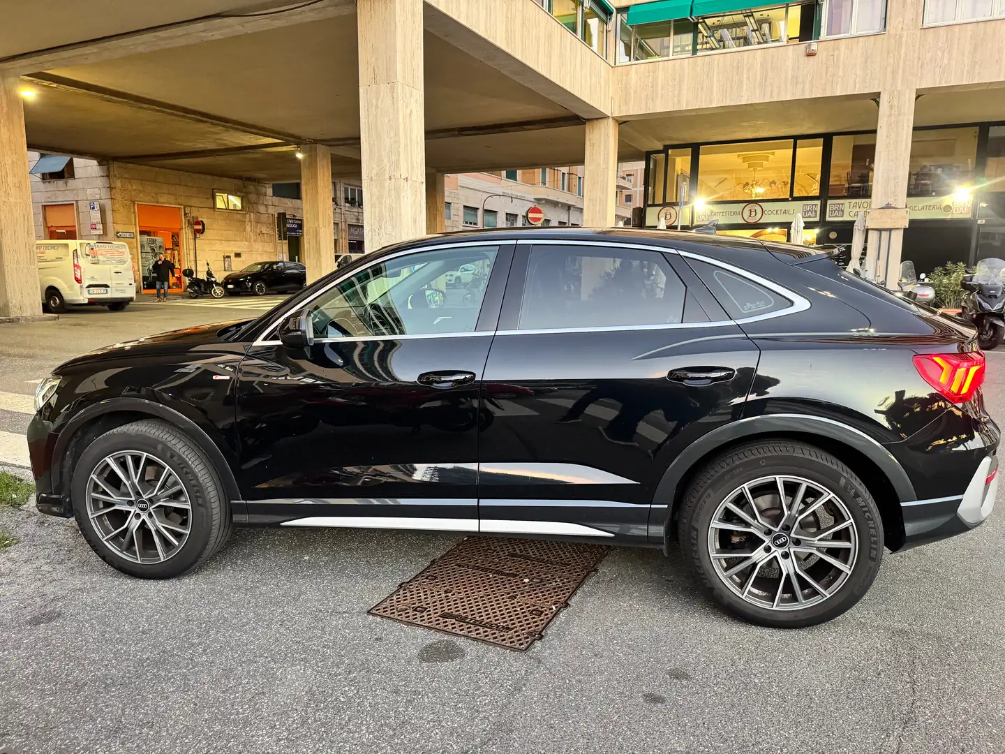 Audi Q3 Q3 Sportback 45 1.4 tfsi e S line edition s-tronic Zwart - 2