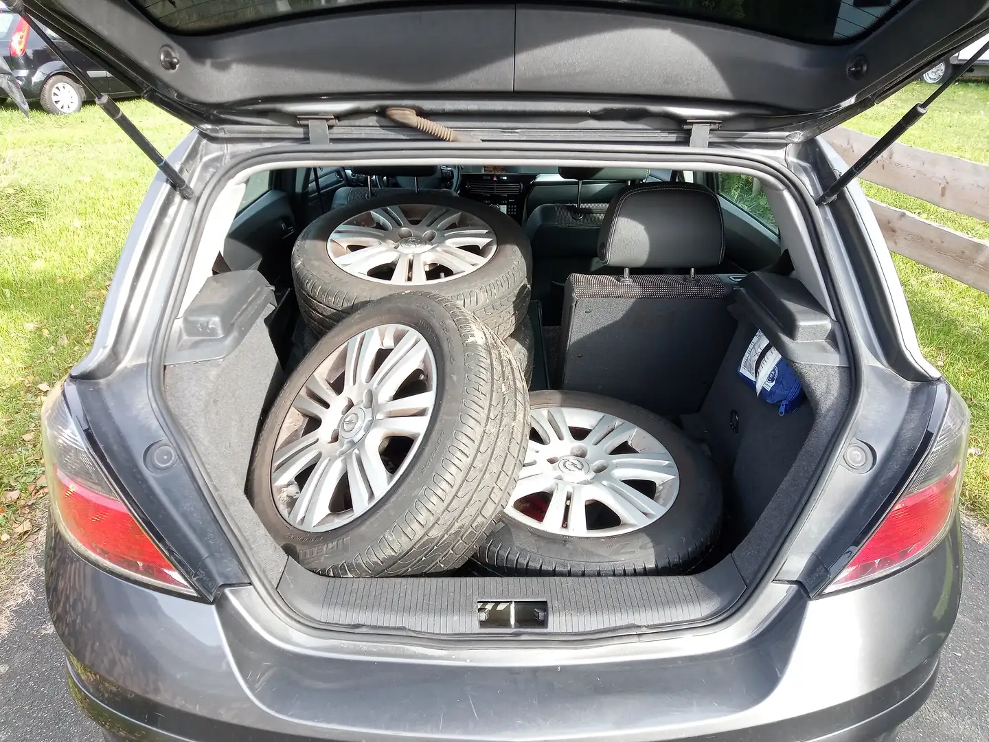 Opel Astra Astra Fließheck 5-Türer 1.8 Sport Grau - 2