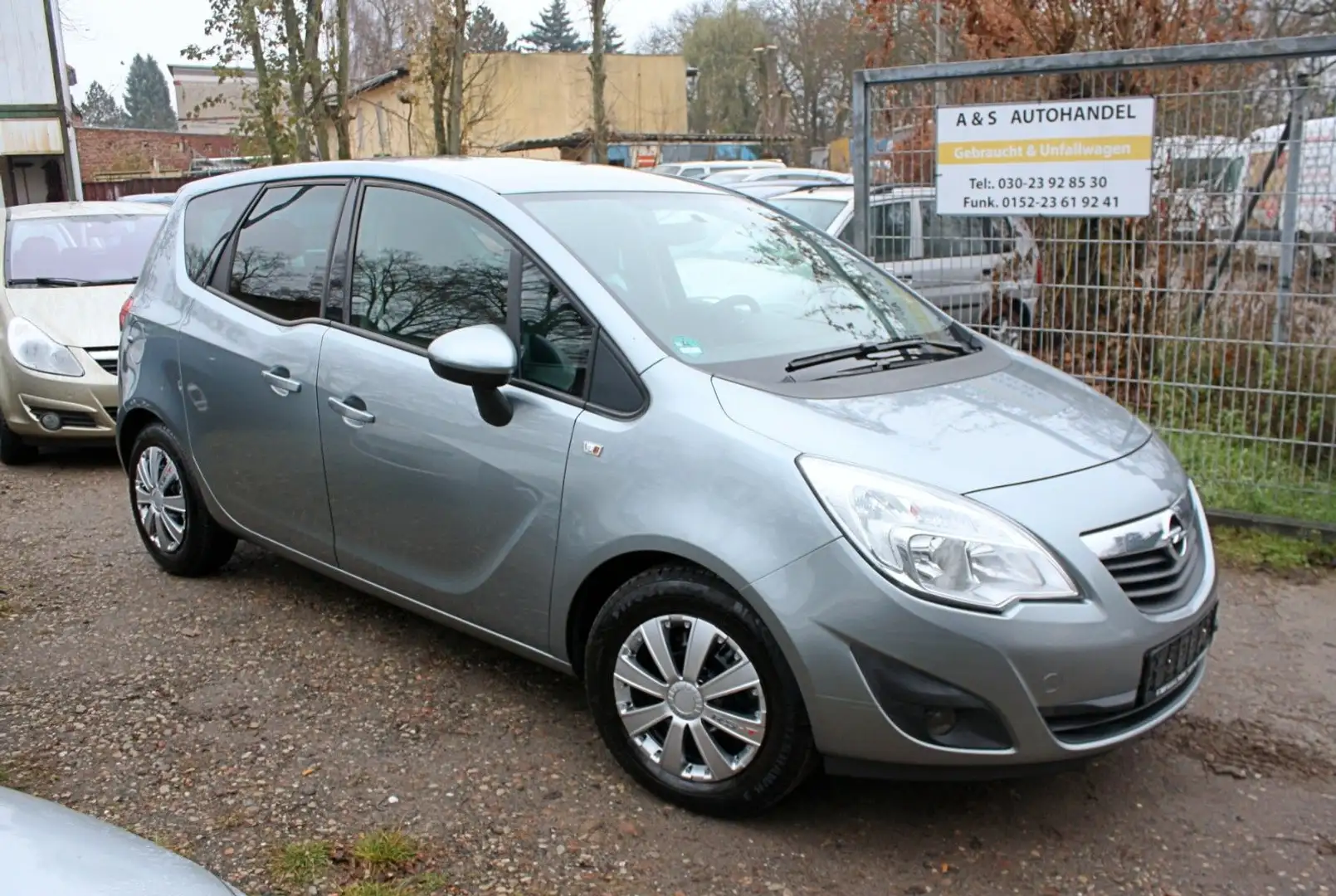 Opel Meriva B Design Edition/TÜV/AU 10/2027 Argent - 1