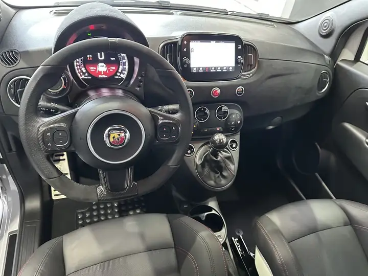 Abarth 695 2022, foto 22