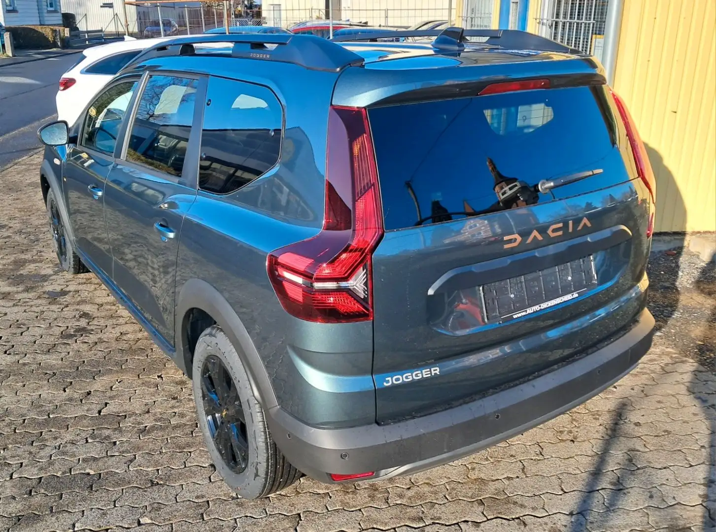 Dacia Jogger Extreme TCe 110-7-Sitze-SHZ-ALU-NAVI APP- Grün - 2