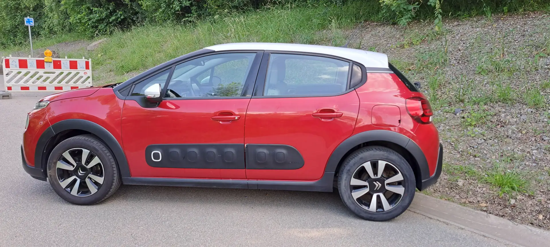Citroen C3 C3 1.2i PureTech Shine Rood - 2