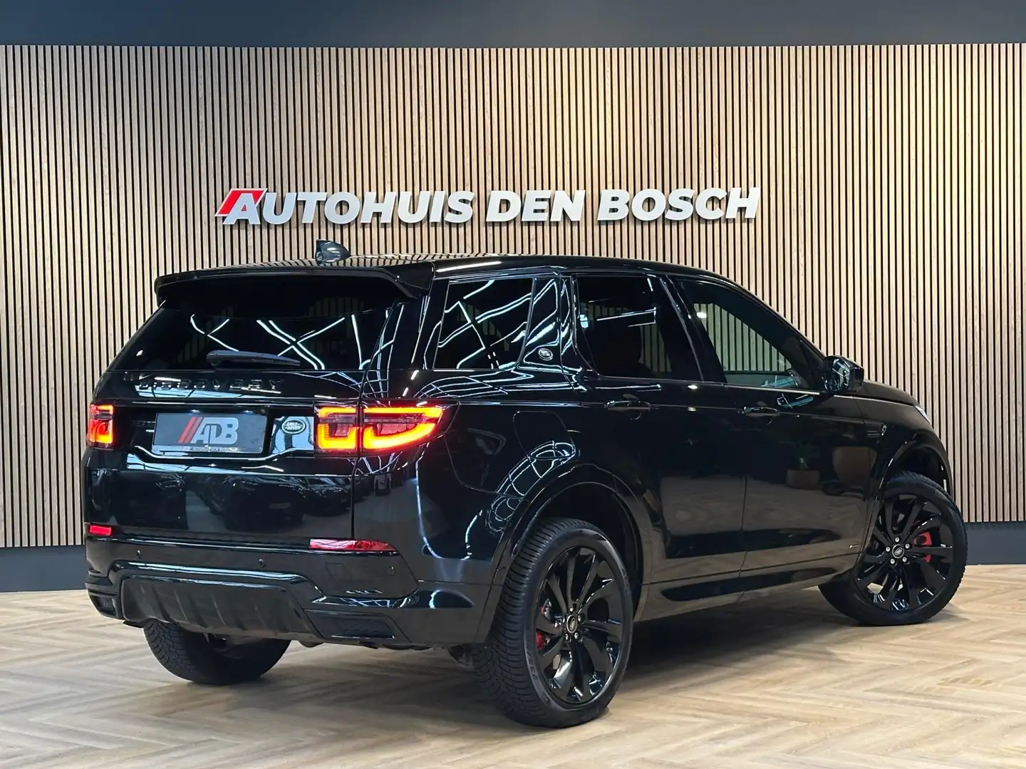 Land Rover Discovery Sport P300e 1.5 R-Dynamic 309PK Pano Zwart - 2