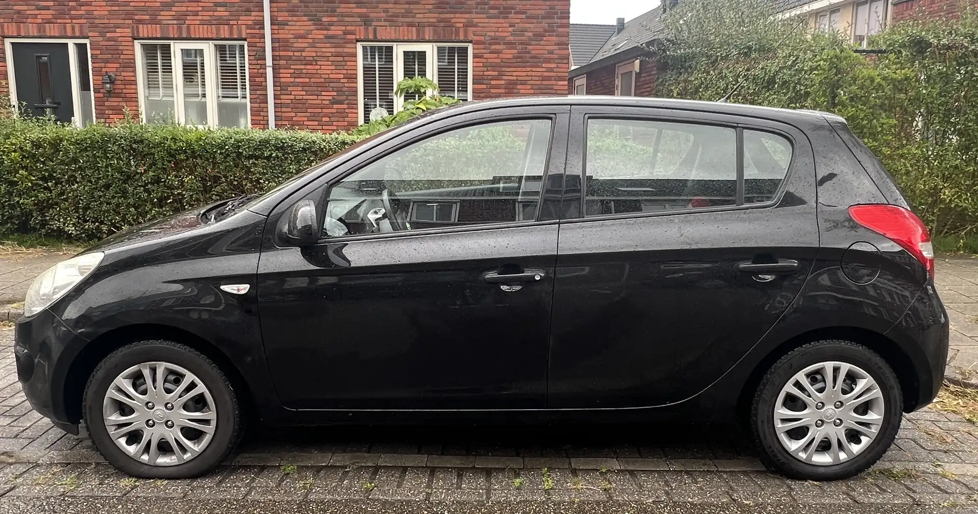 Hyundai i20 1.2i Dynamic Bouwjaar 2009 Zwart - 2