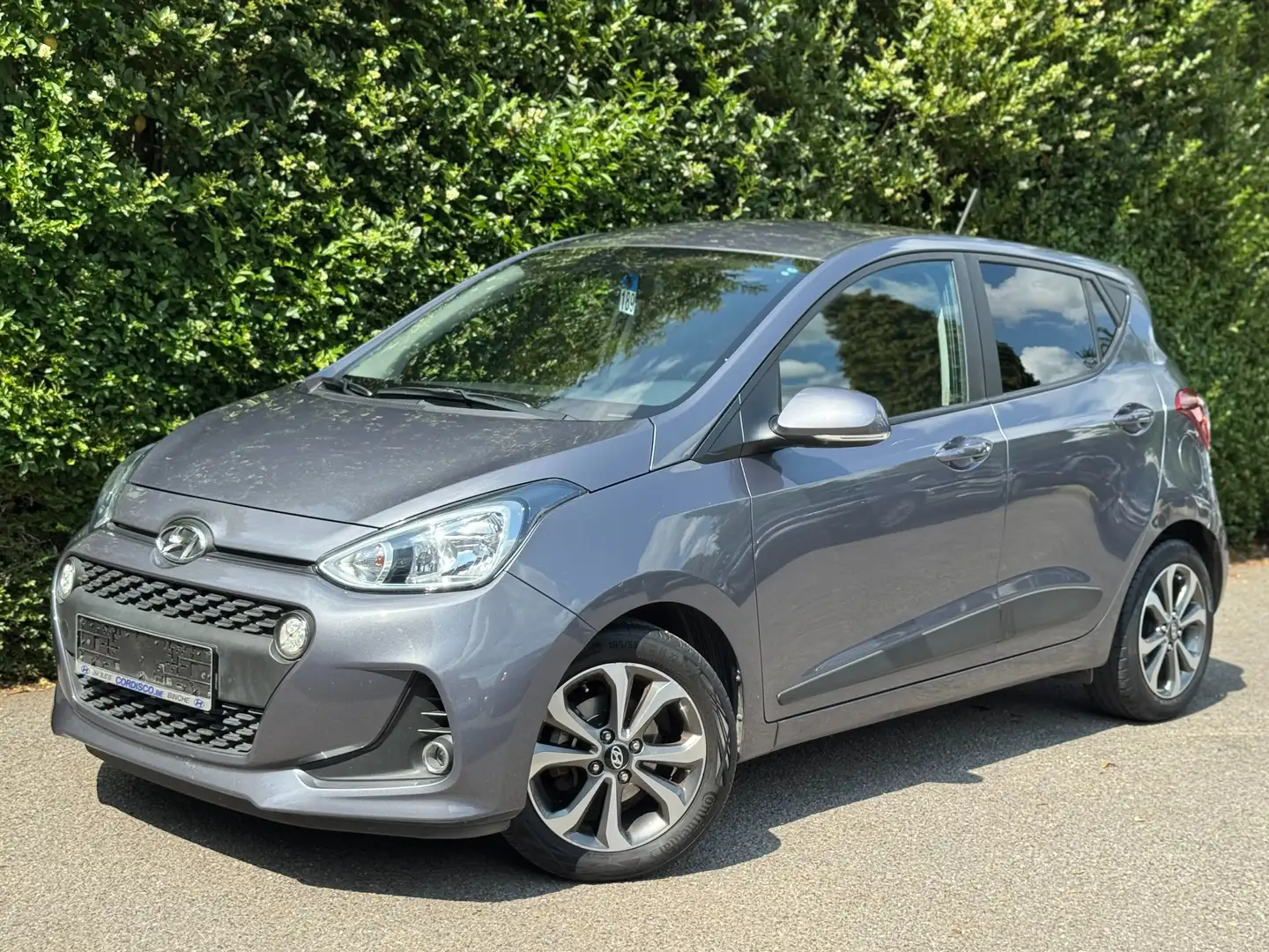 Hyundai i10 1.2i+AIRCO+NAVI+CARNET HYUNDAI+JANTES+EURO 6B Grijs - 1