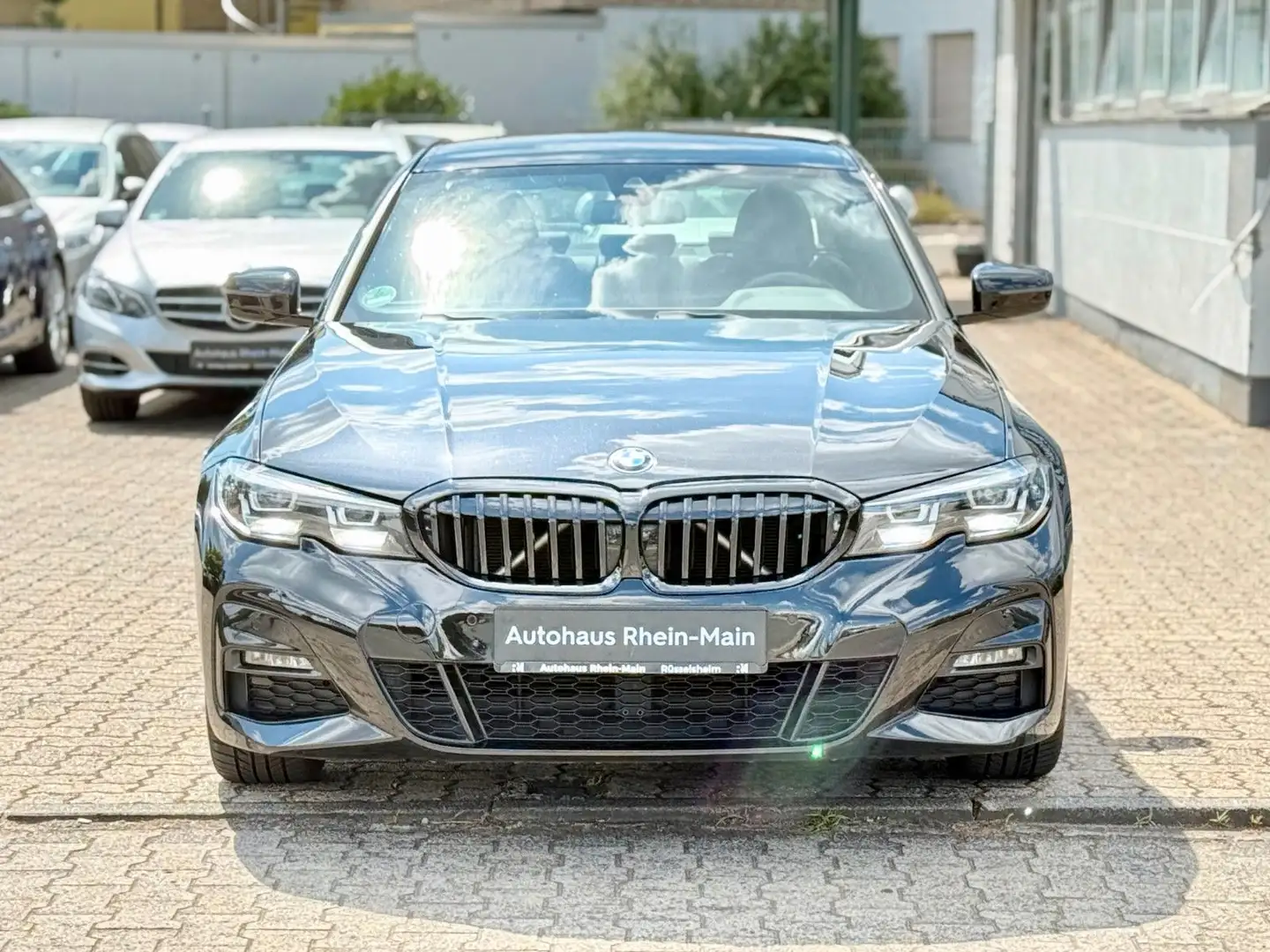BMW 318 d M Sport*Aut.*Shadow*Nav*Led*Ambiente*AppleC Schwarz - 2