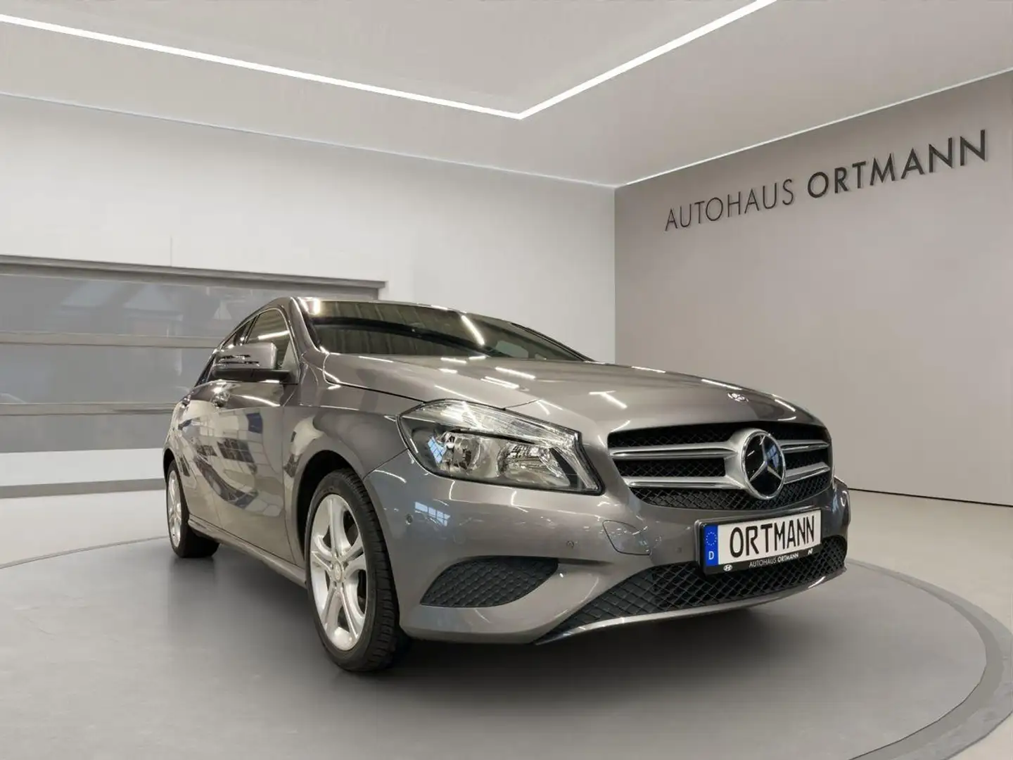 Mercedes-Benz A 180 1.6 Benzin "BlueEfficiency" Frontantrieb 6-Gang Grau - 1