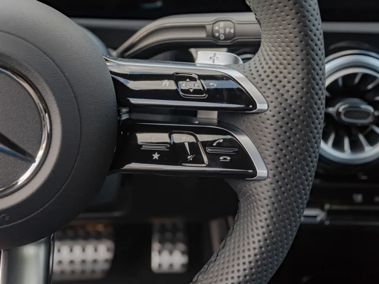 Mercedes-Benz CLA 200 SB AMG-Sport/LED/Cam/Pano/Night/Keyl/19" 14