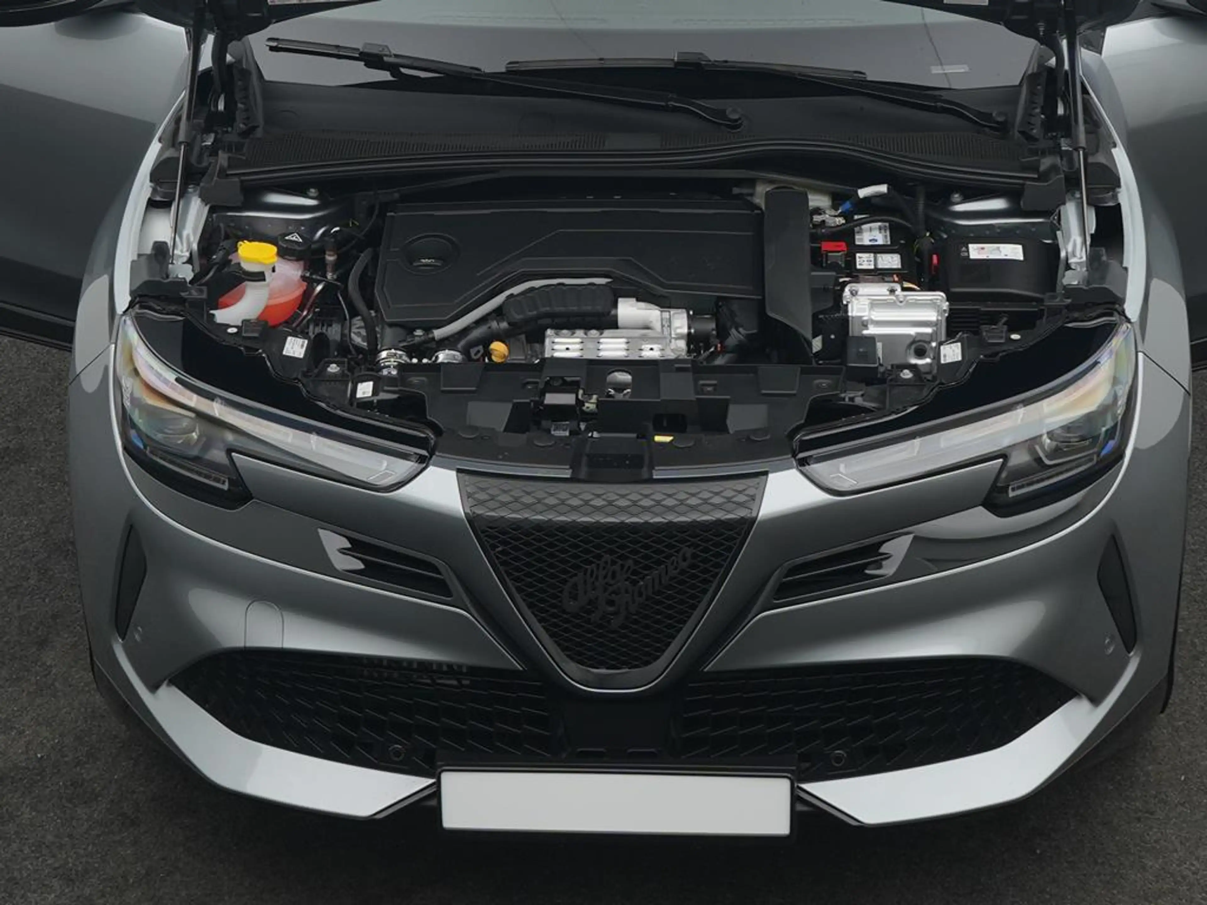 Alfa Romeo Junior Ibrida 1.2 Ti + Technologie-Paket und 18" Felge — photo 8