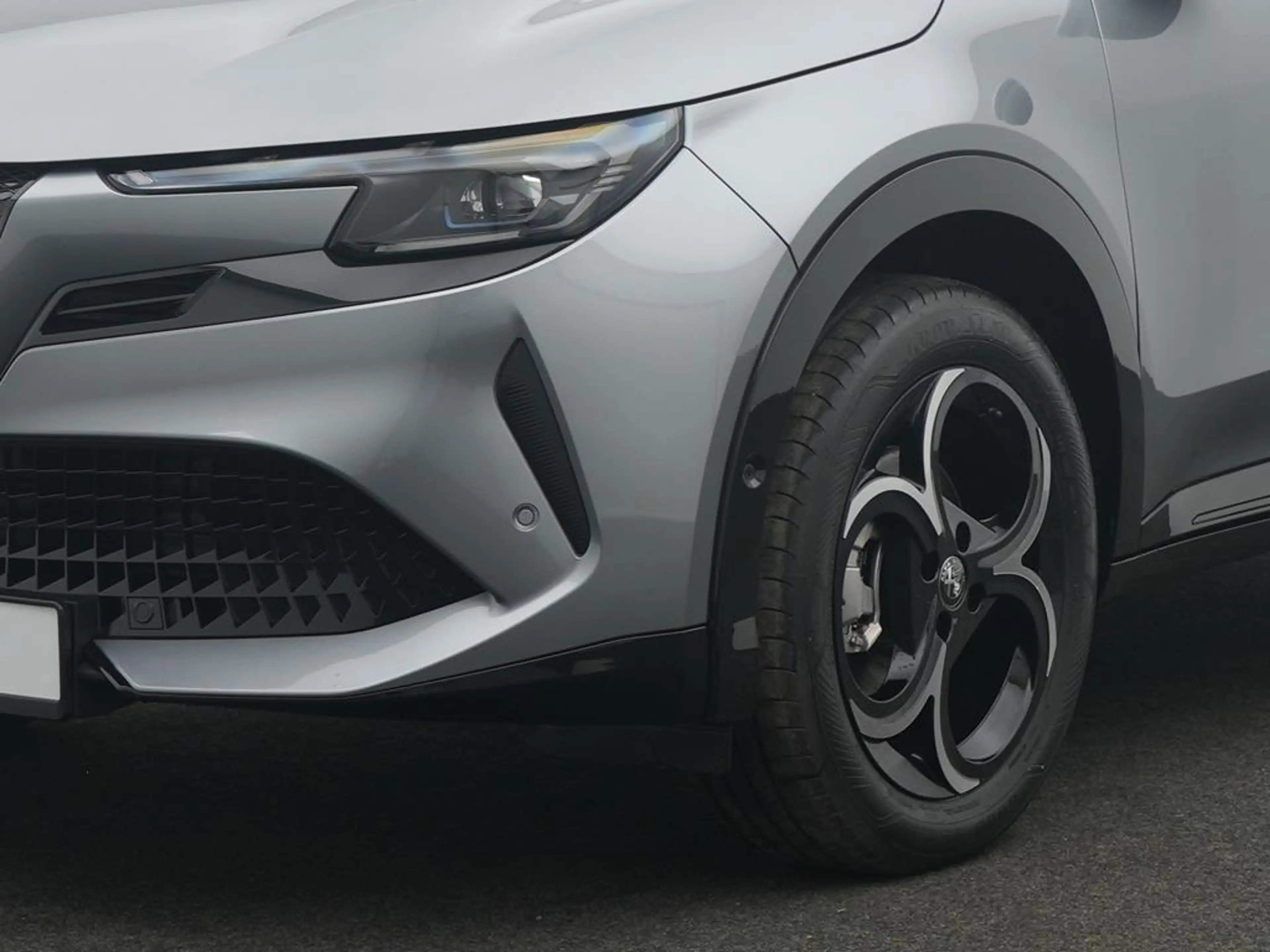 Alfa Romeo Junior Ibrida 1.2 Ti + Technologie-Paket und 18" Felge — photo 11