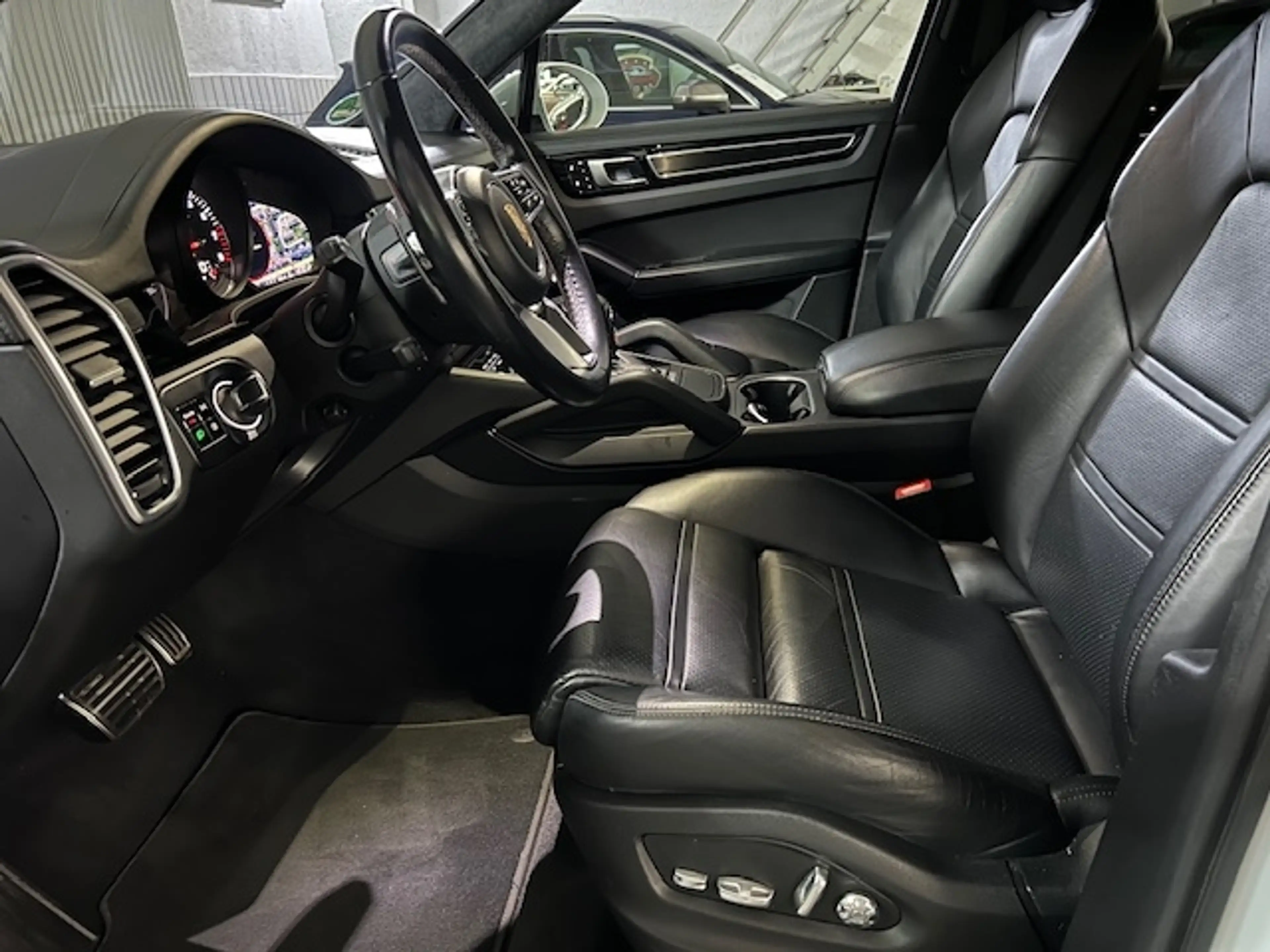 Porsche Cayenne GTS Matrix 22'' Standhzg. AHK-el. Pano Chrono LED — photo 12