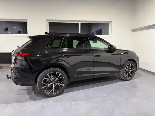 Audi Q3 view 14