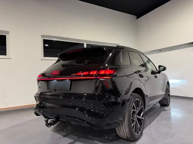 Audi Q3 view 13
