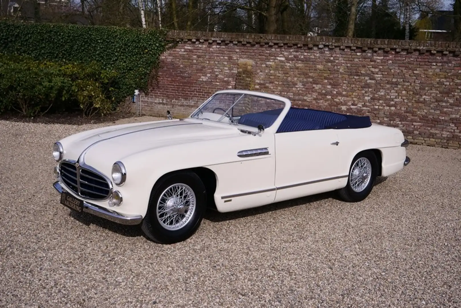 Oldtimer Delahaye 235 Convertible by Antem The 1952 Paris Motor Show Weiß - 1