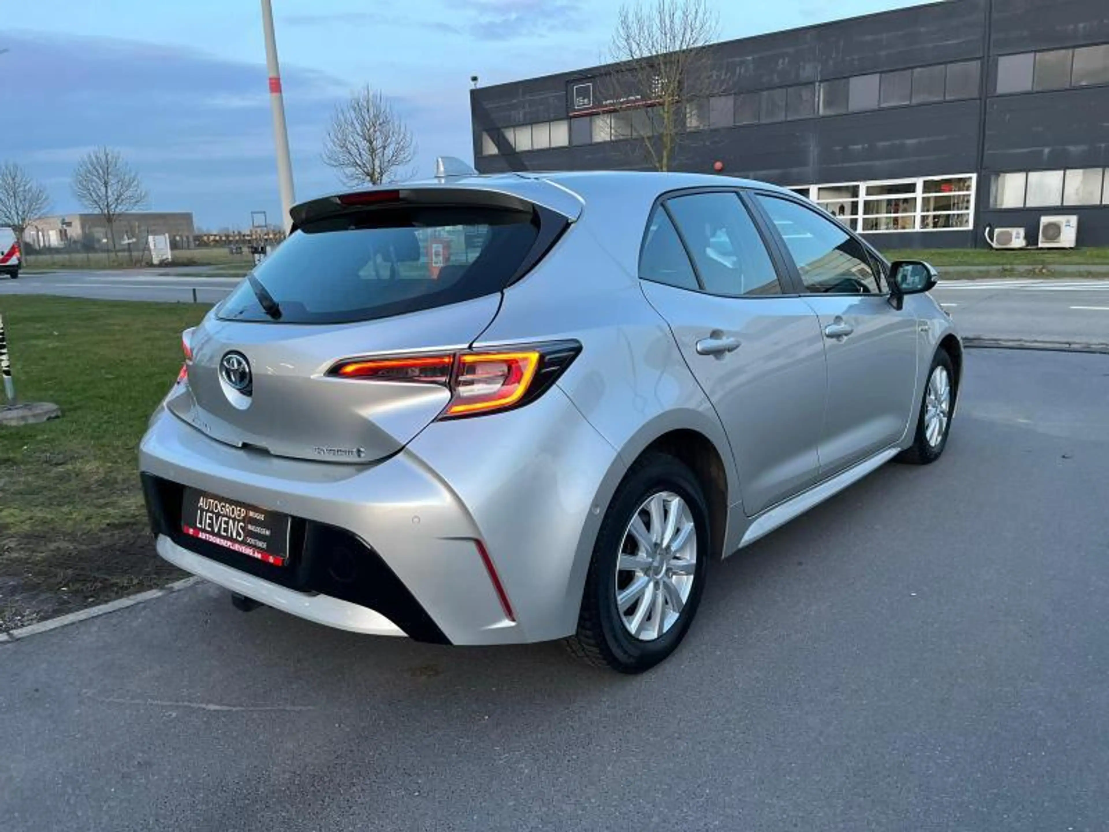 Toyota Corolla 1.8 hyb hb dynamic — photo 5