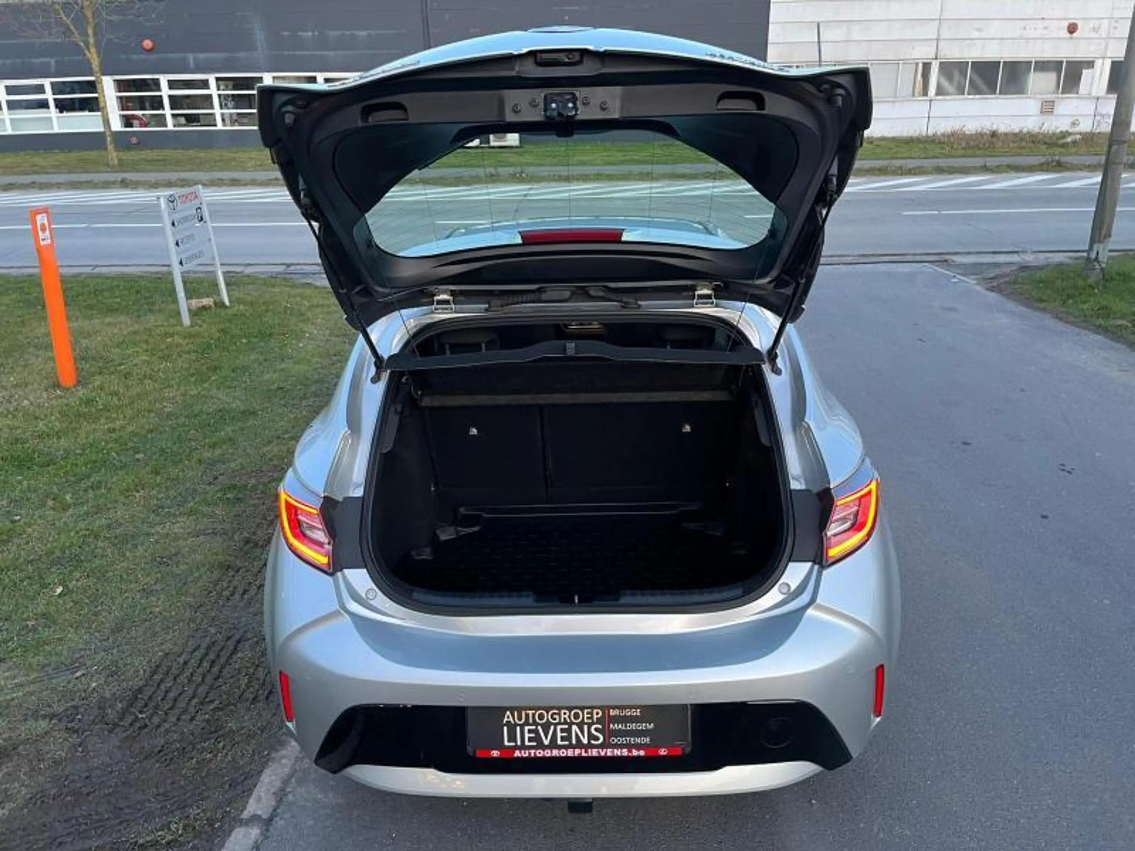 Toyota Corolla 1.8 hyb hb dynamic — photo 8