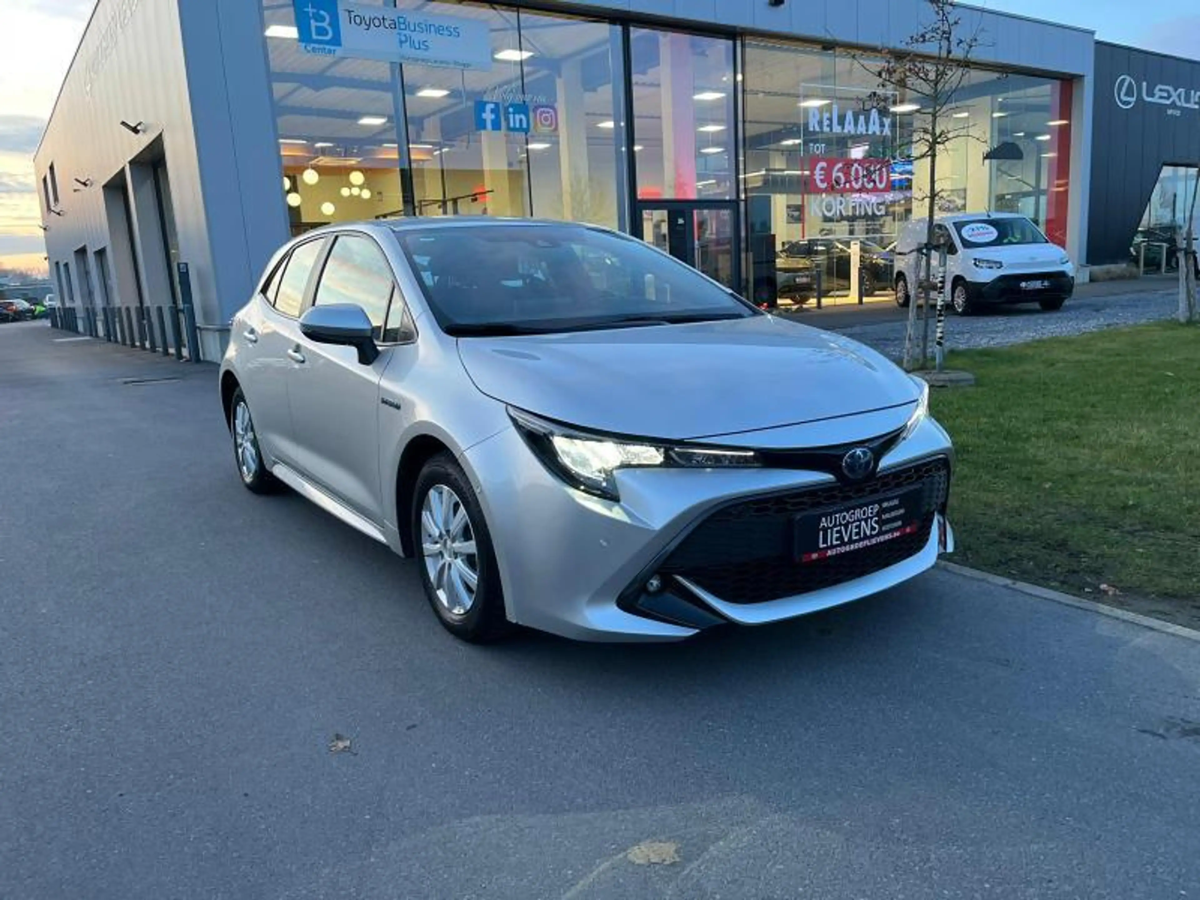 Toyota Corolla 1.8 hyb hb dynamic — photo 3