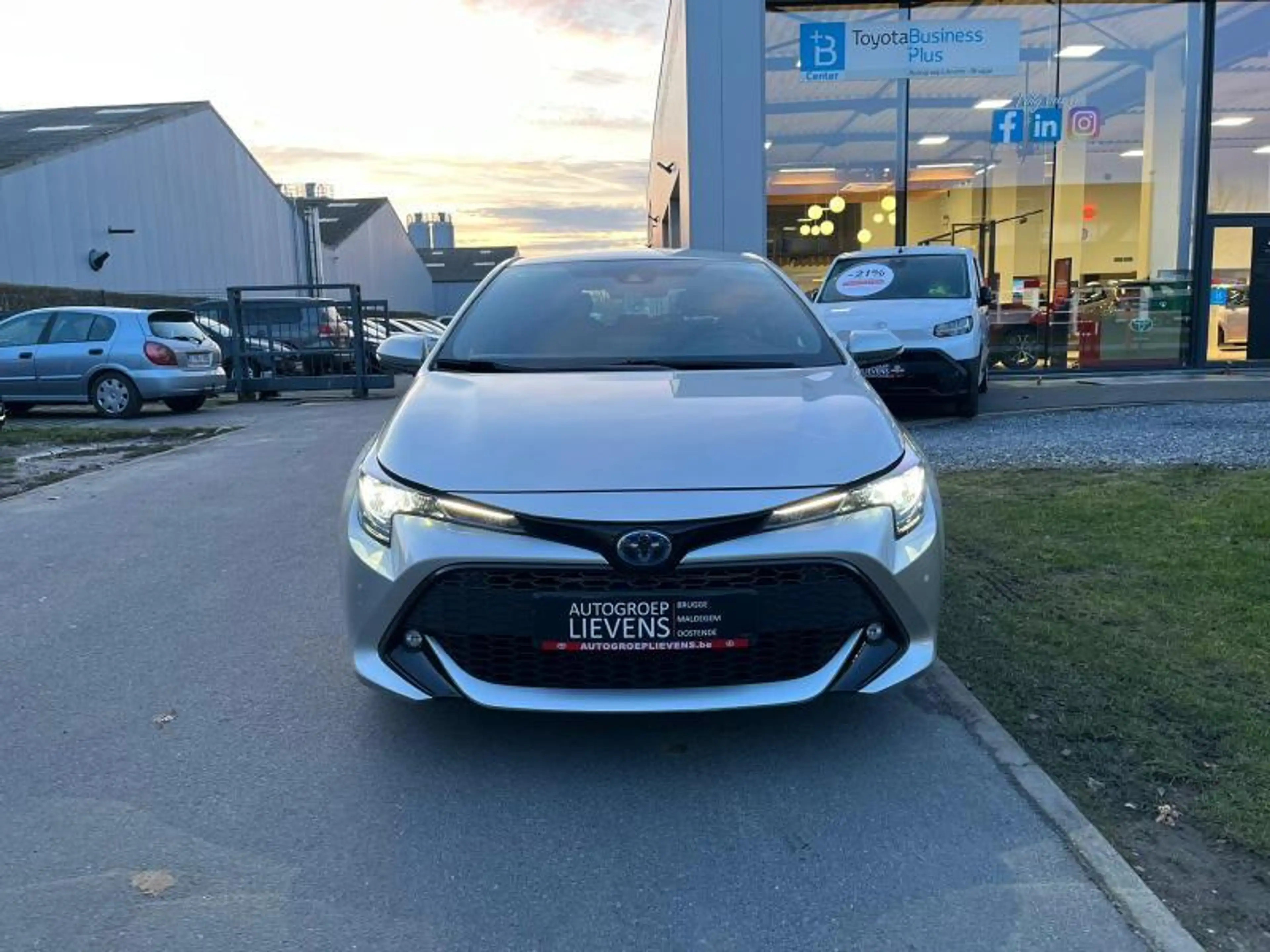 Toyota Corolla 1.8 hyb hb dynamic — photo 2