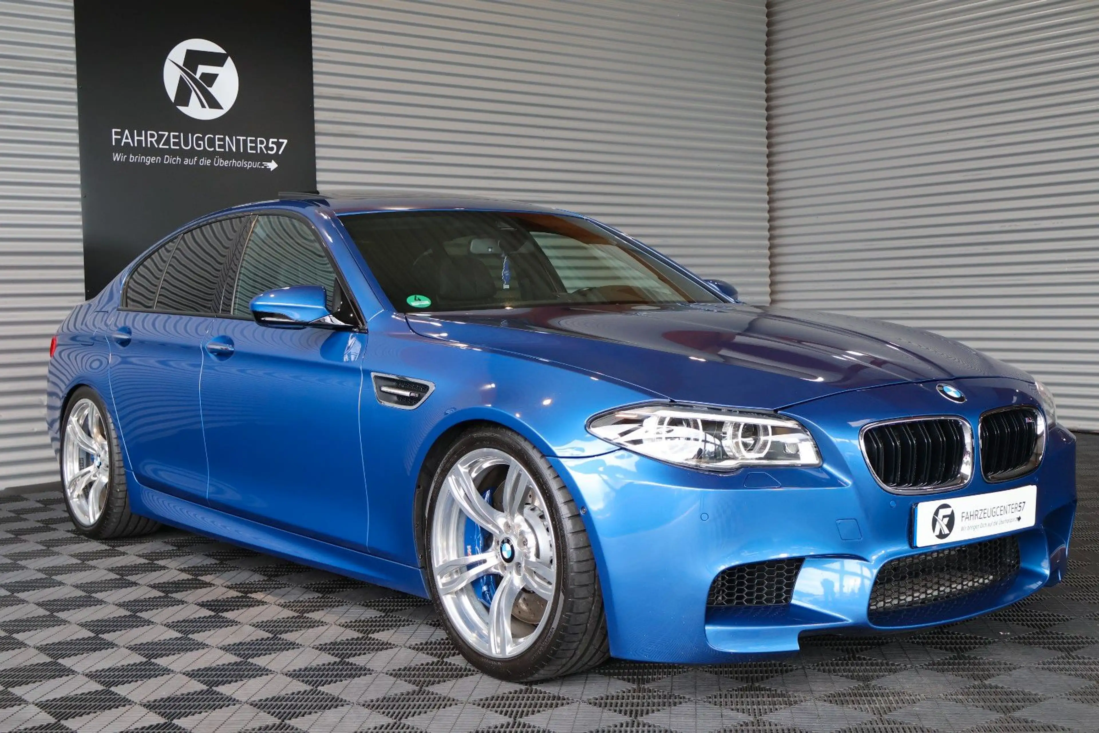 BMW M5 F10 INDIVIDUAL/B&0/LED/360°/HUD/MASSAGE — photo 6