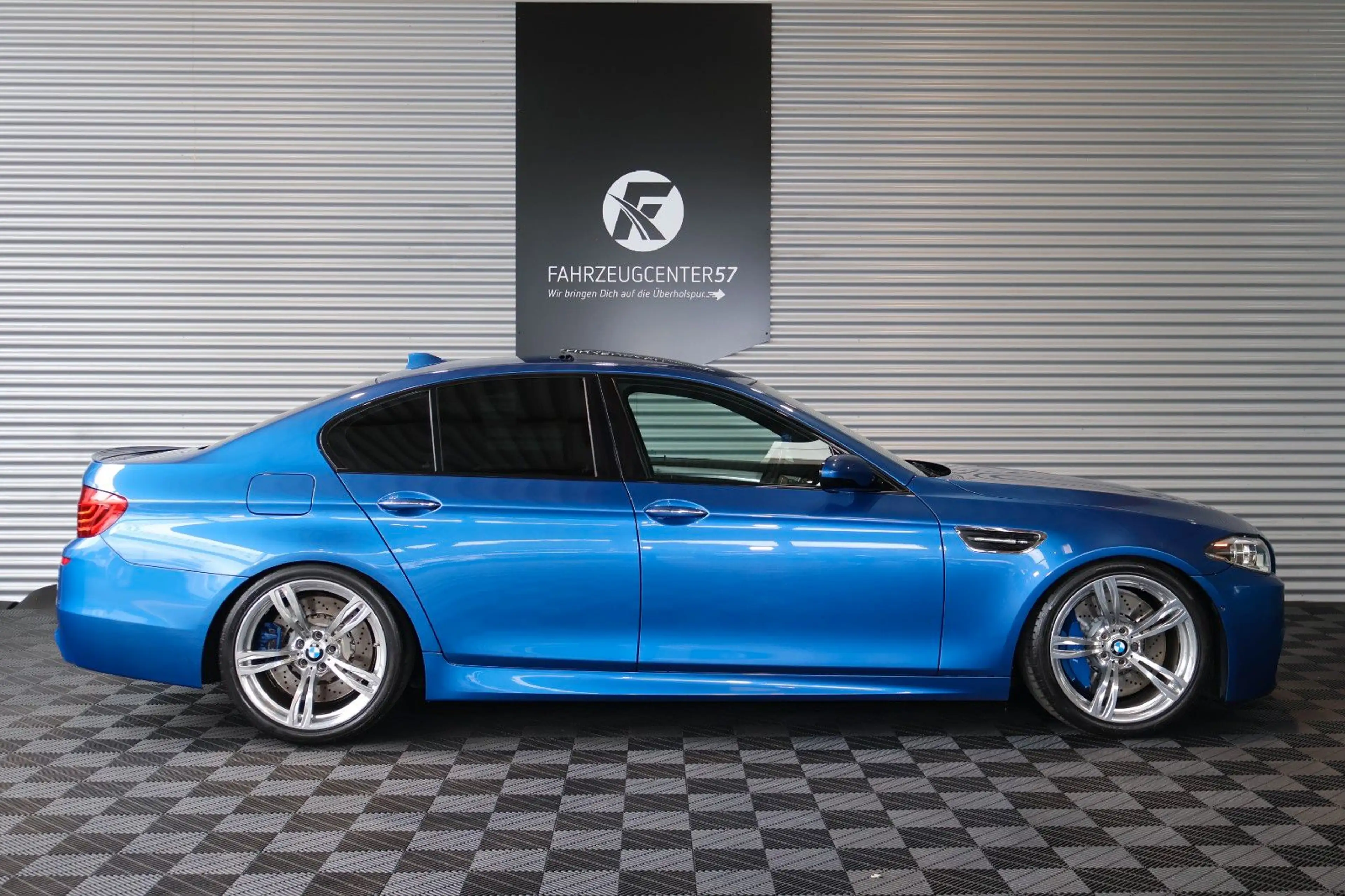 BMW M5 F10 INDIVIDUAL/B&0/LED/360°/HUD/MASSAGE — photo 7