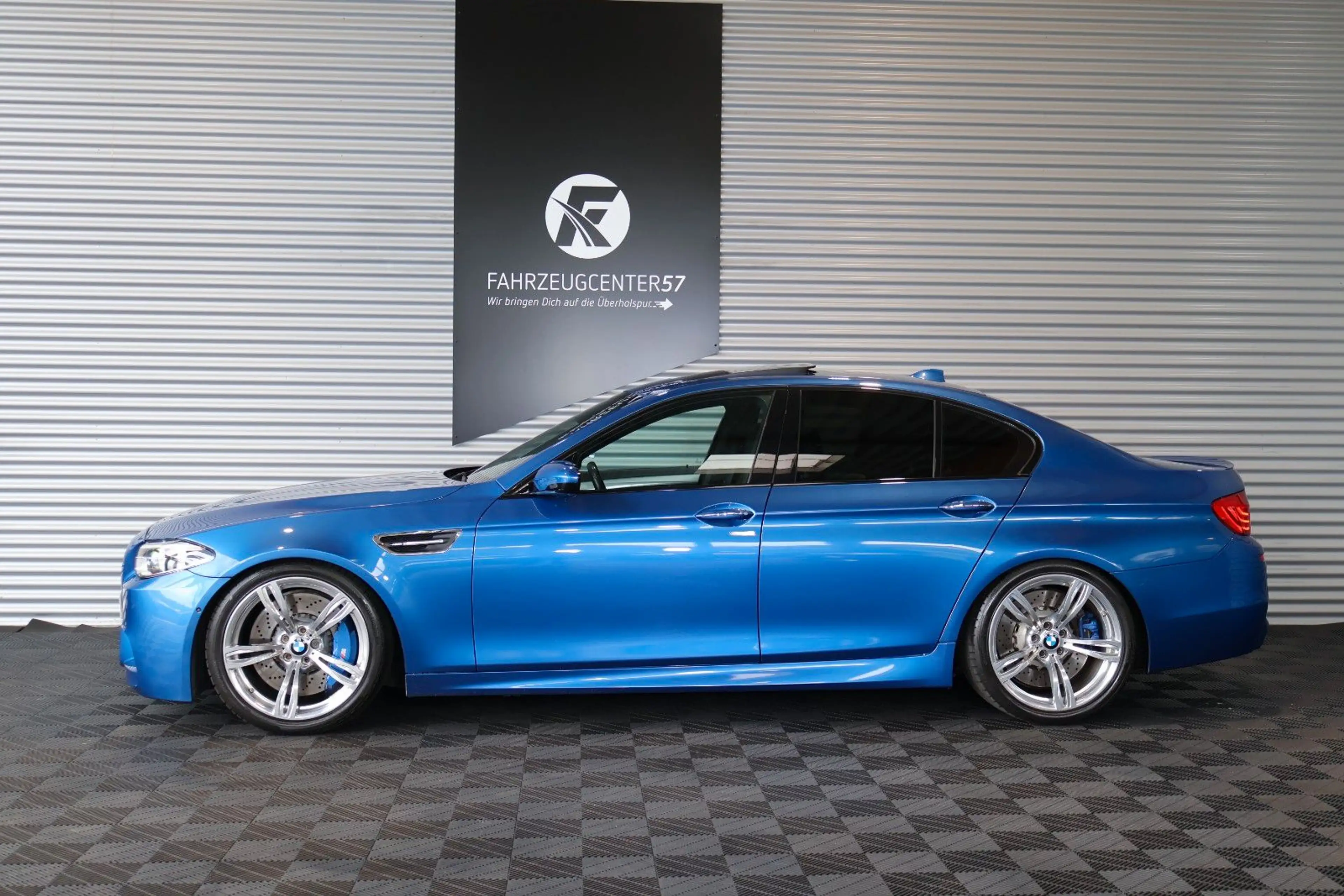 BMW M5 F10 INDIVIDUAL/B&0/LED/360°/HUD/MASSAGE — photo 2