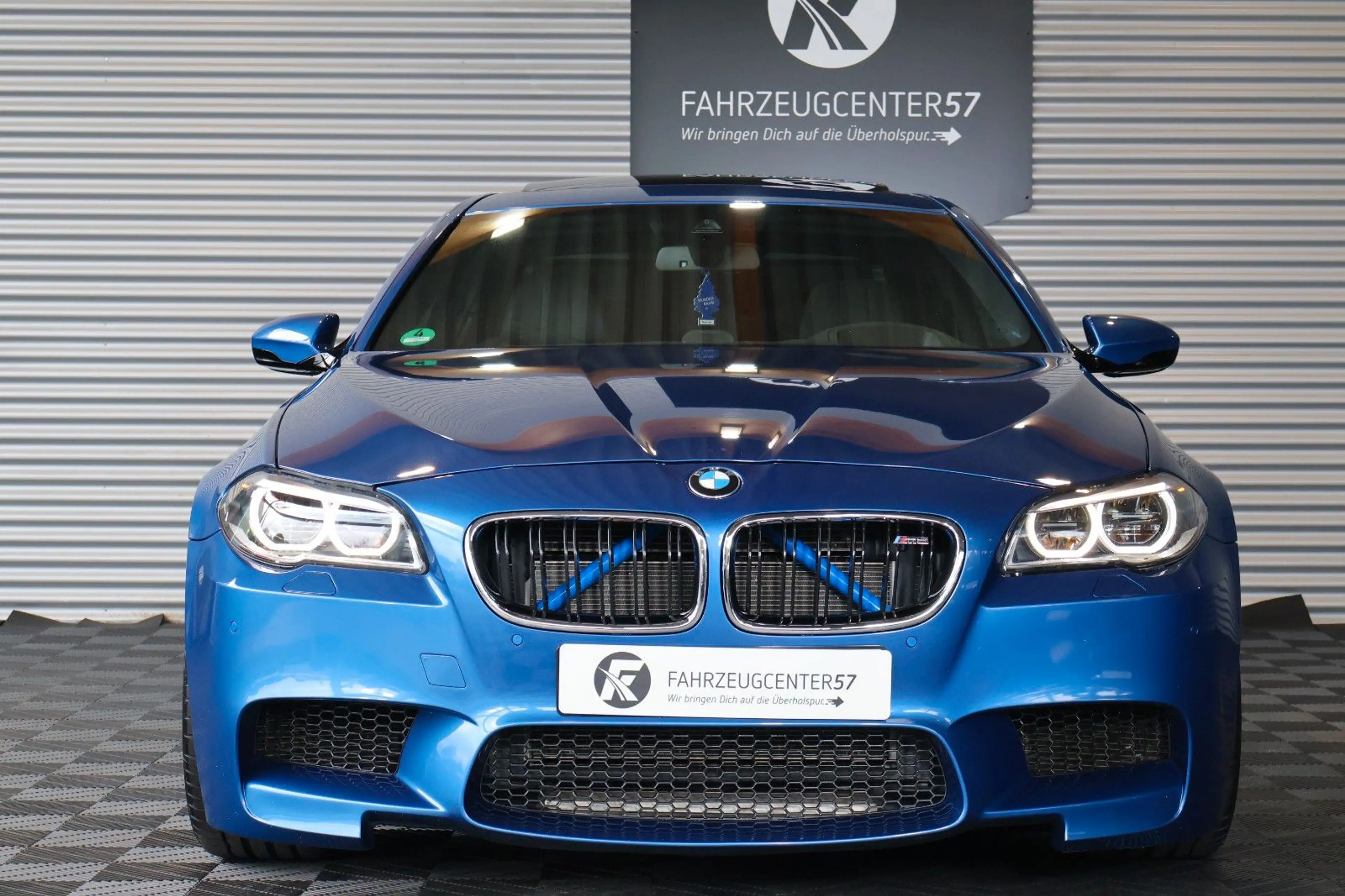 BMW M5 F10 INDIVIDUAL/B&0/LED/360°/HUD/MASSAGE — photo 4