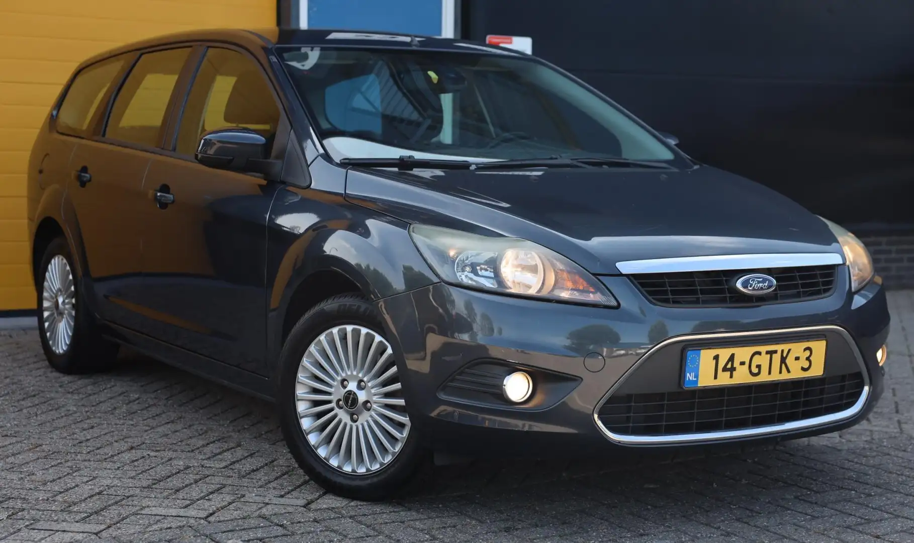 Ford Focus Wagon 1.6 Titanium / NAP / Airco / Elek Pakket / C Grijs - 1