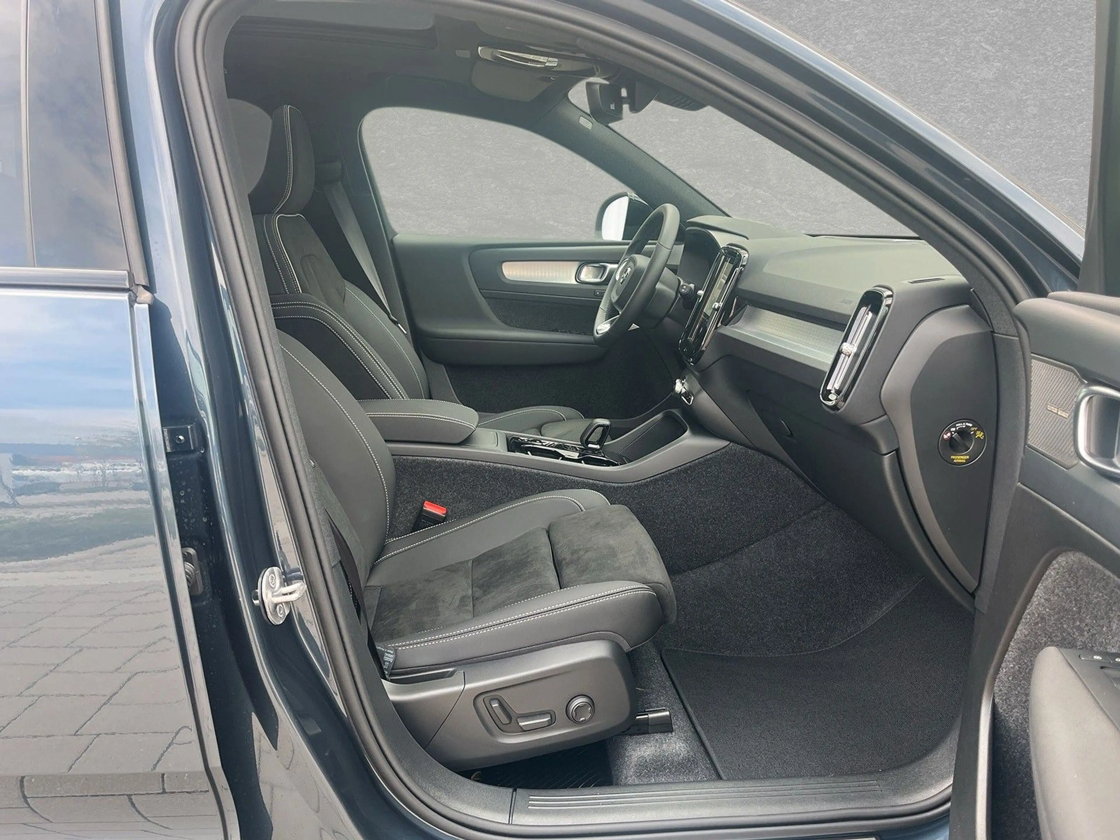 Volvo XC40 B3 Mild-Hybrid Plus Black Edition AHK ACC — photo 4