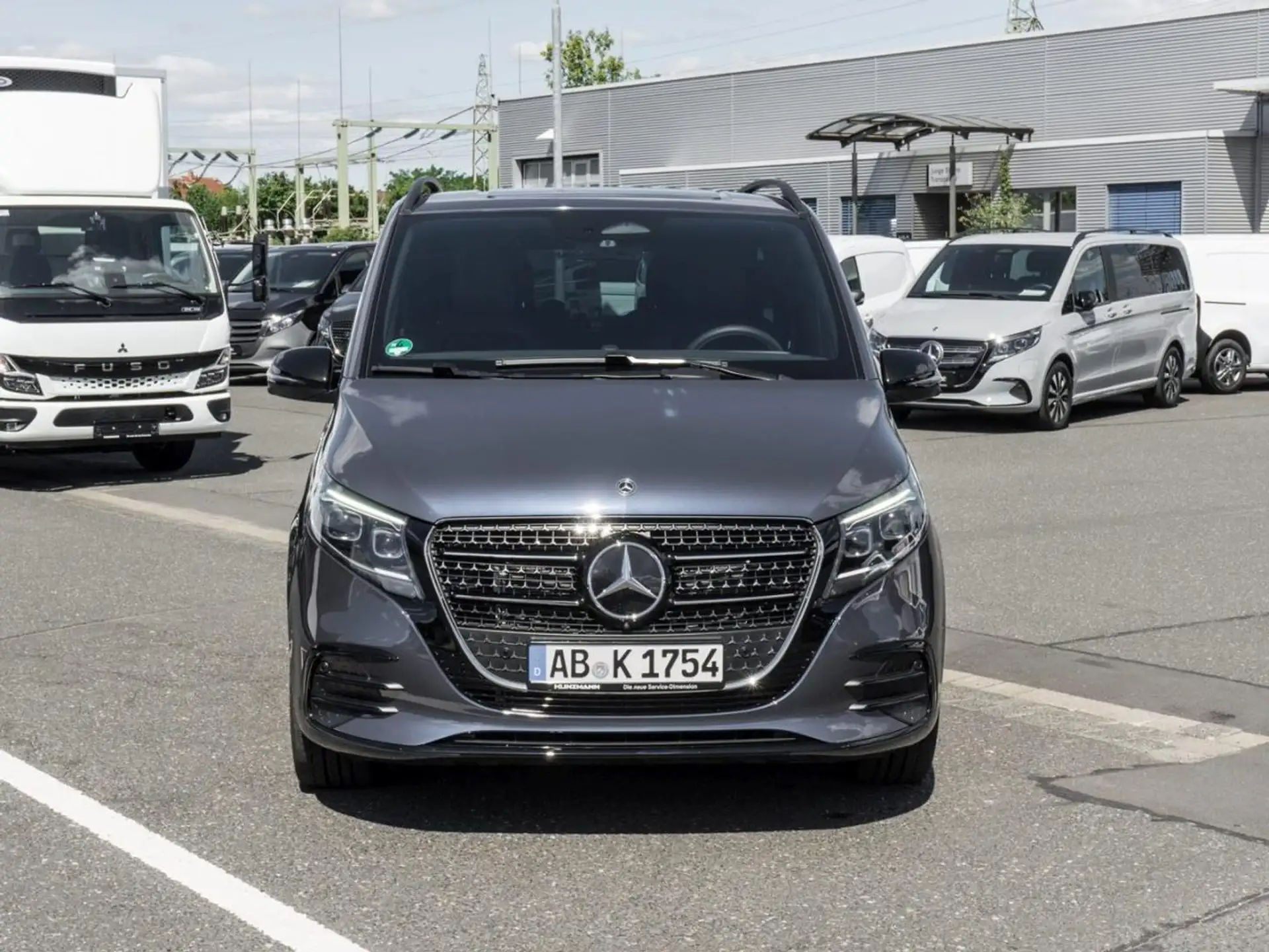 벤츠 Mercedes-Benz V 250 d 4MATIC AVANTGARDE Lang AMG Night 360° 2026 건메탈 사진 2
