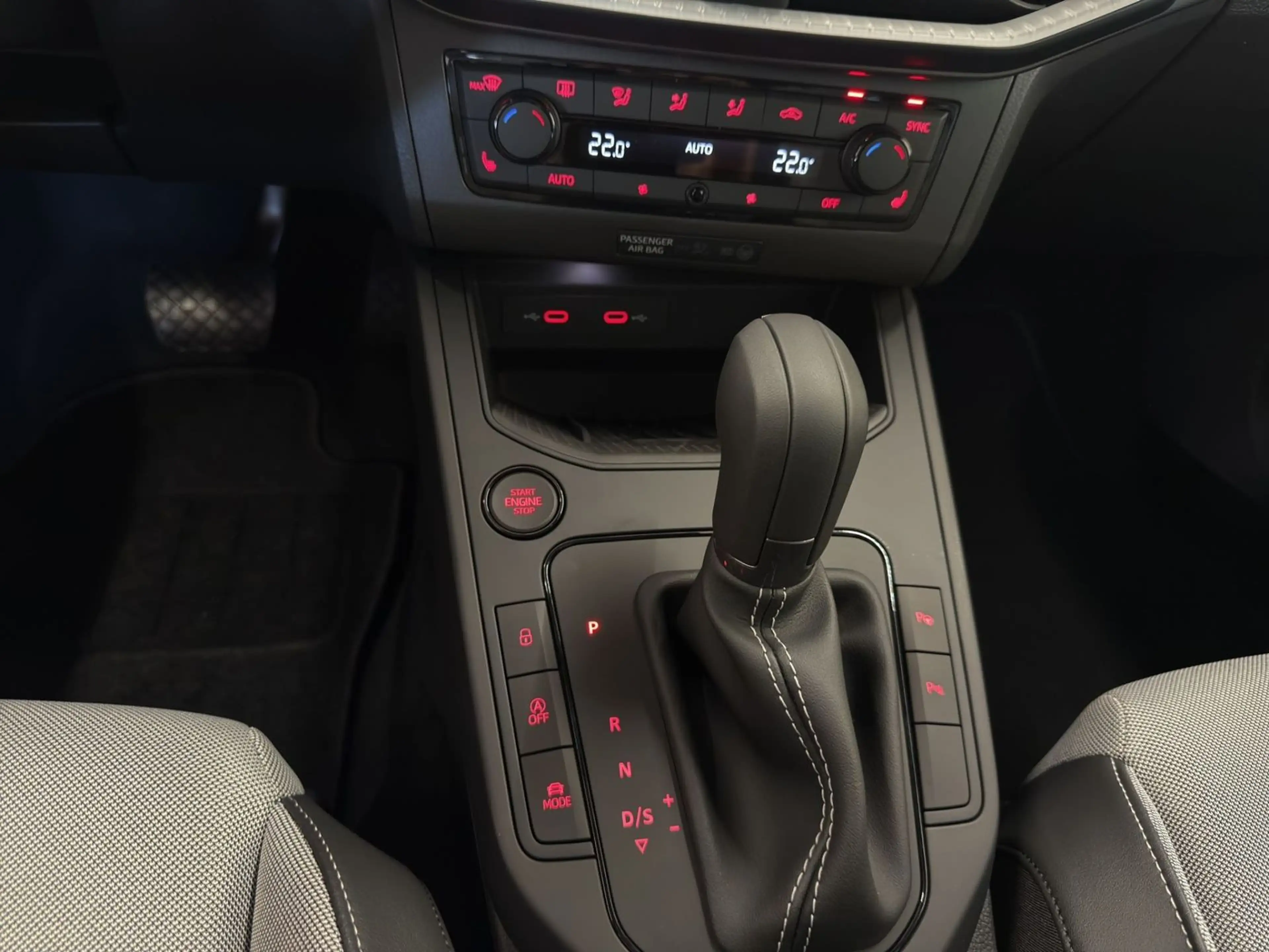 SEAT Arona 1.5 TSI FR +ACC+AHK+APP+Kamera+Navi — photo 14