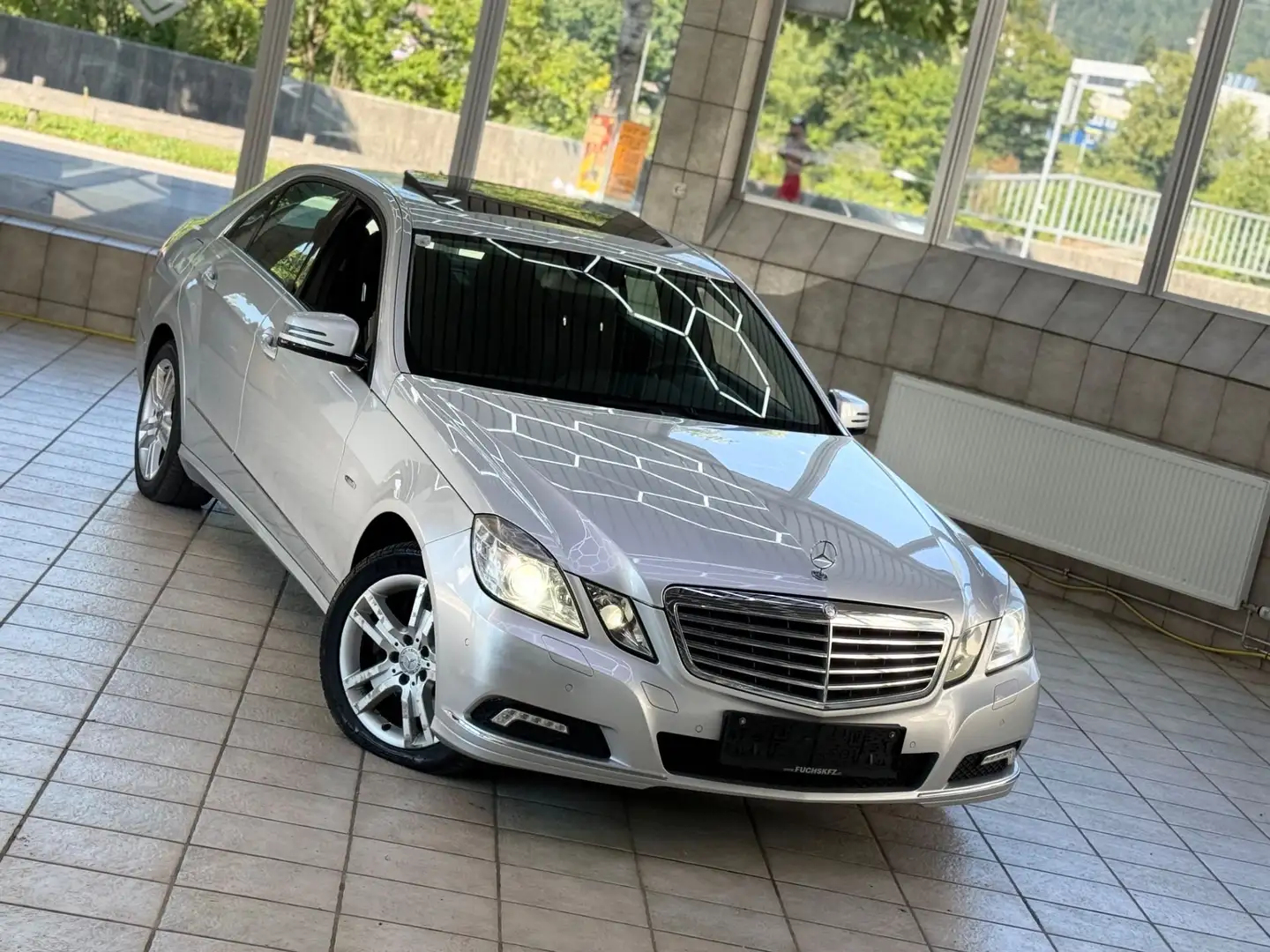 Mercedes-Benz E 350 CGI BlueEfficiency *PANO*TOP Silber - 2