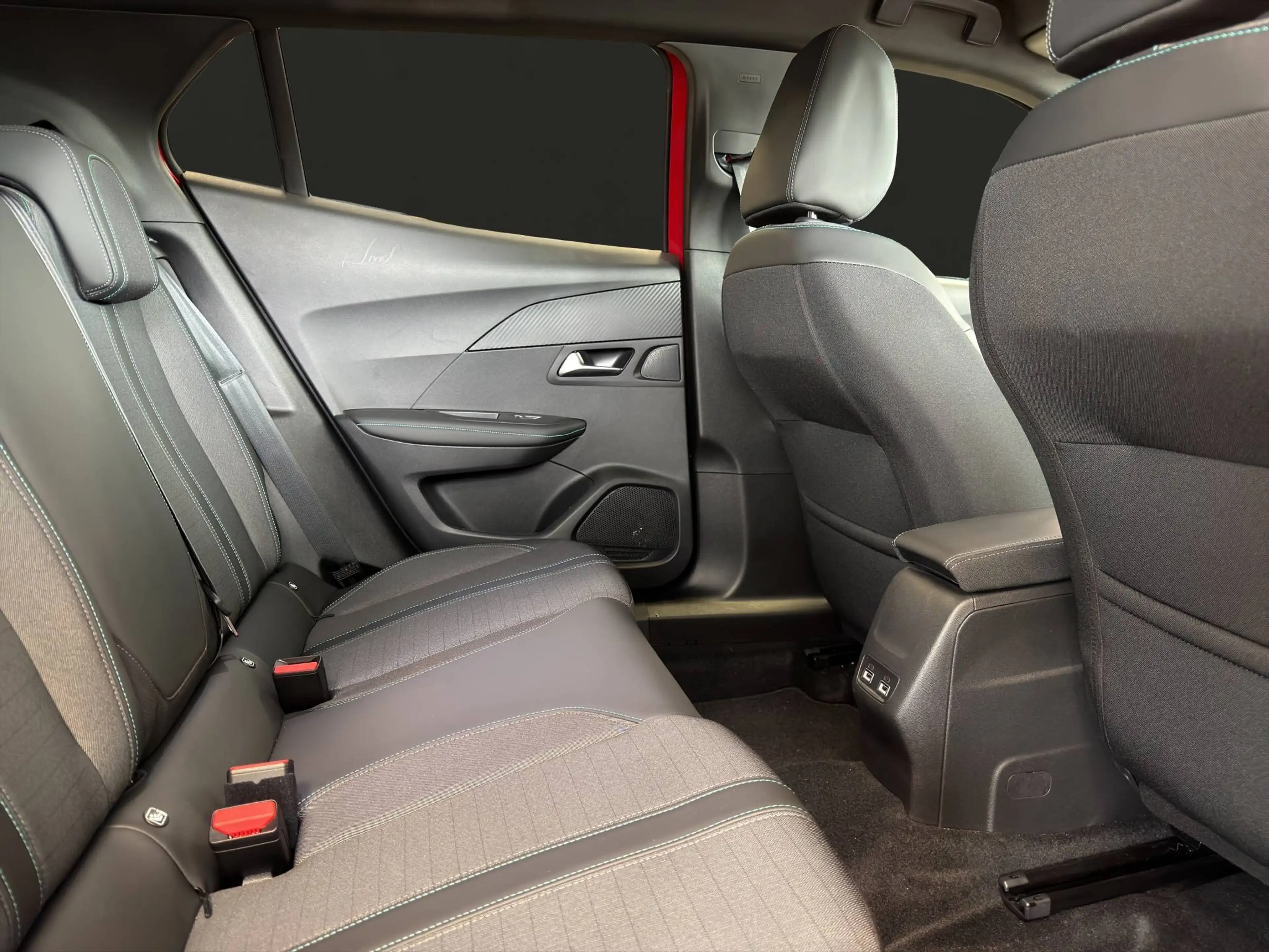 Peugeot e-2008 e- Allure Pack 136 Elektro PDC/RFK/SHZ/LED/NAVI/DAB — photo 6