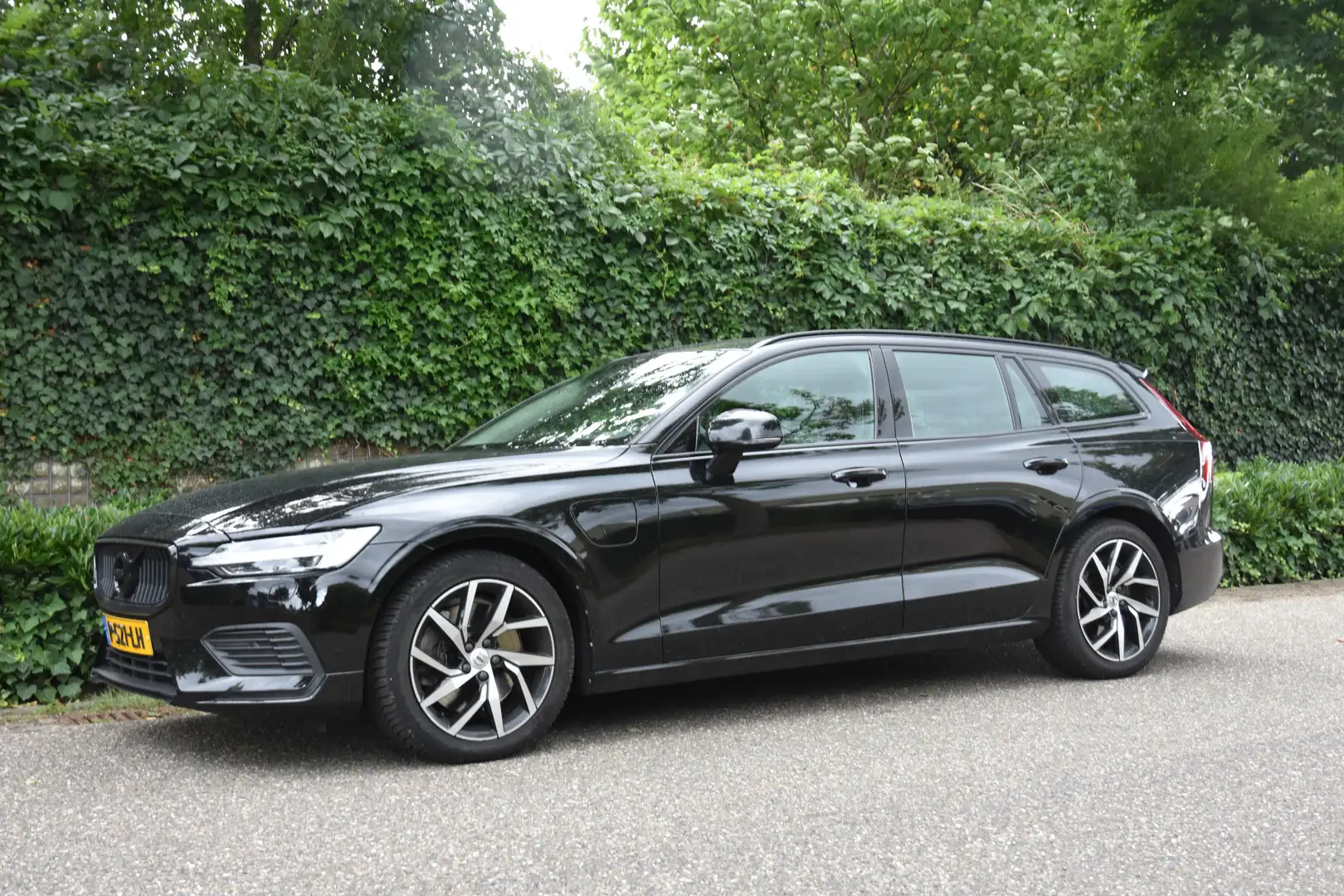 Volvo V60 2.0 T6 Twin Engine AWD Momentum Pro Zwart - 2