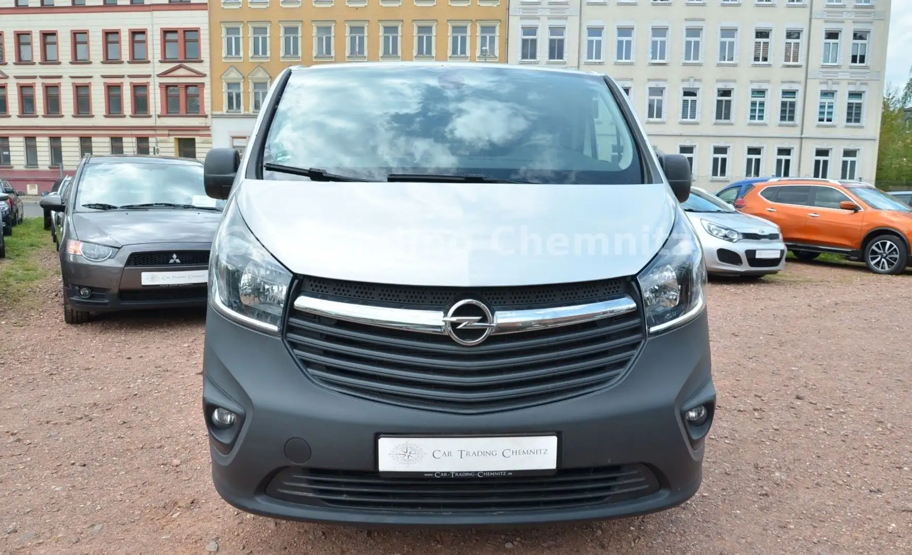 Opel Vivaro -B 1. Hand Klima Tüv neu Stříbrná - 2