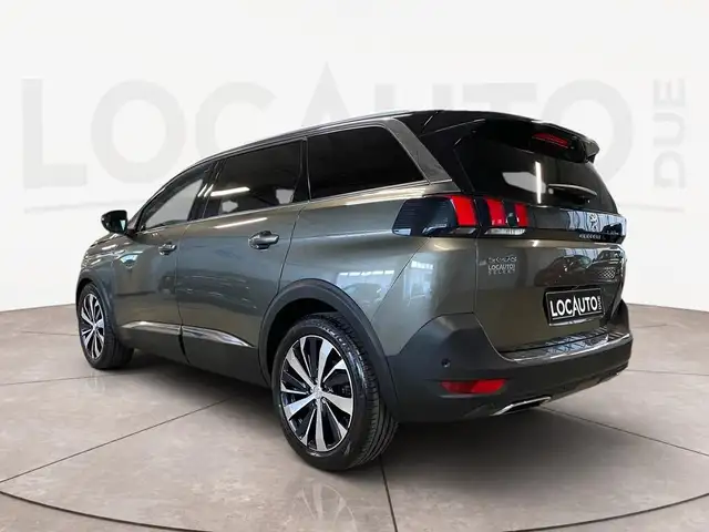 Peugeot 5008 view 5