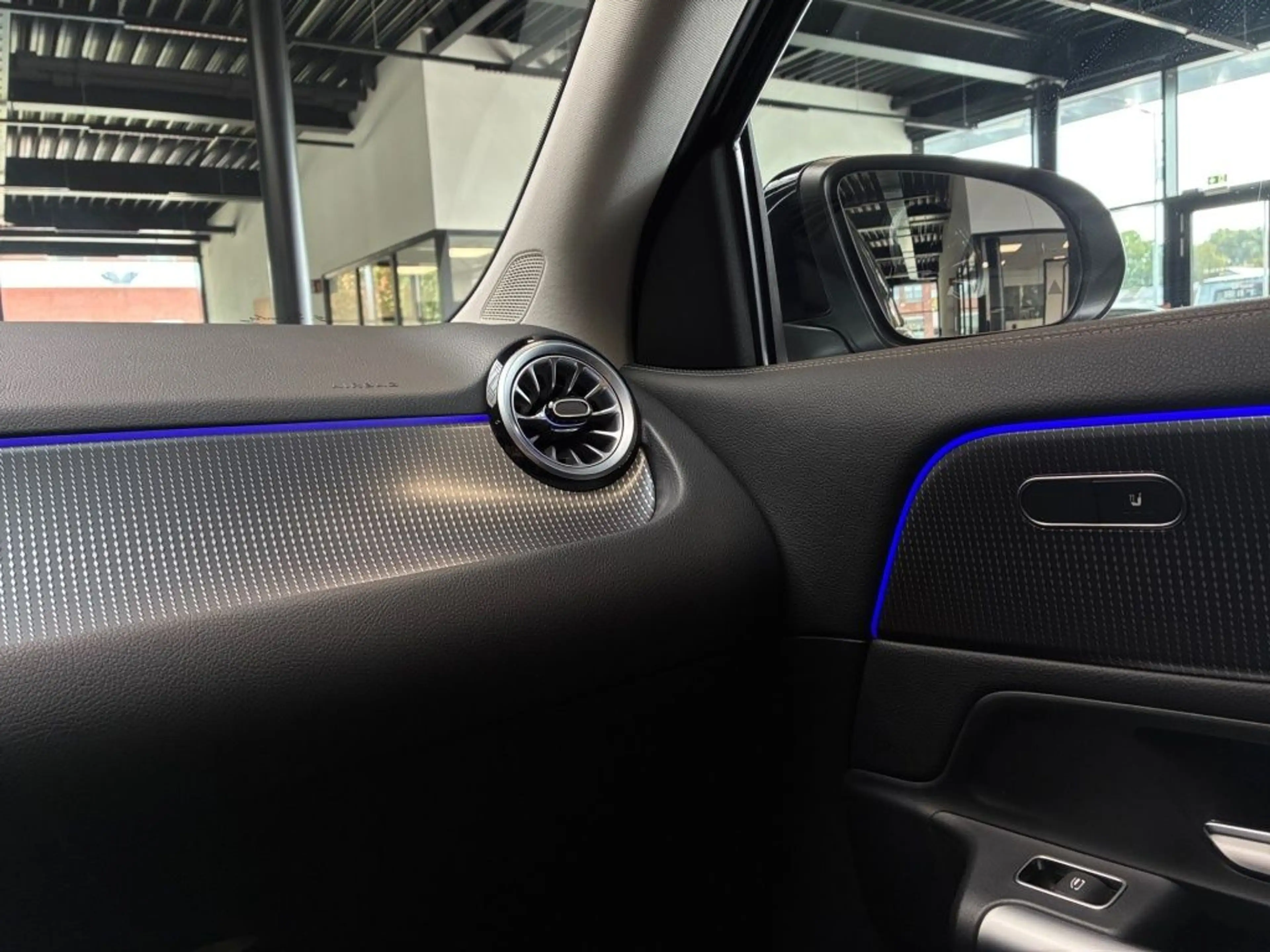 Mercedes-Benz GLA 200 d Progressive -Ambiente-Kamera-Totwinkel — photo 10