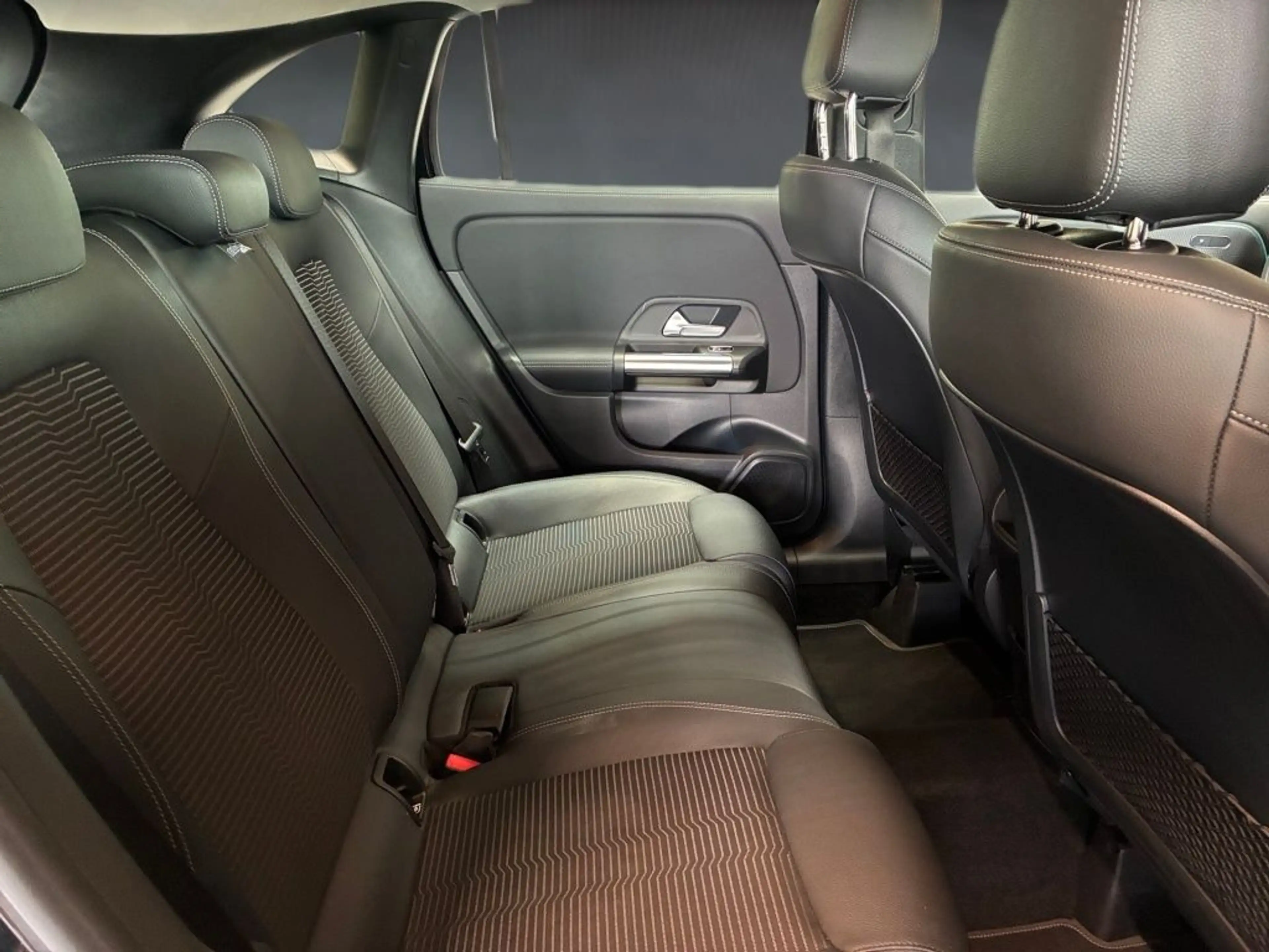 Mercedes-Benz GLA 200 d Progressive -Ambiente-Kamera-Totwinkel — photo 13