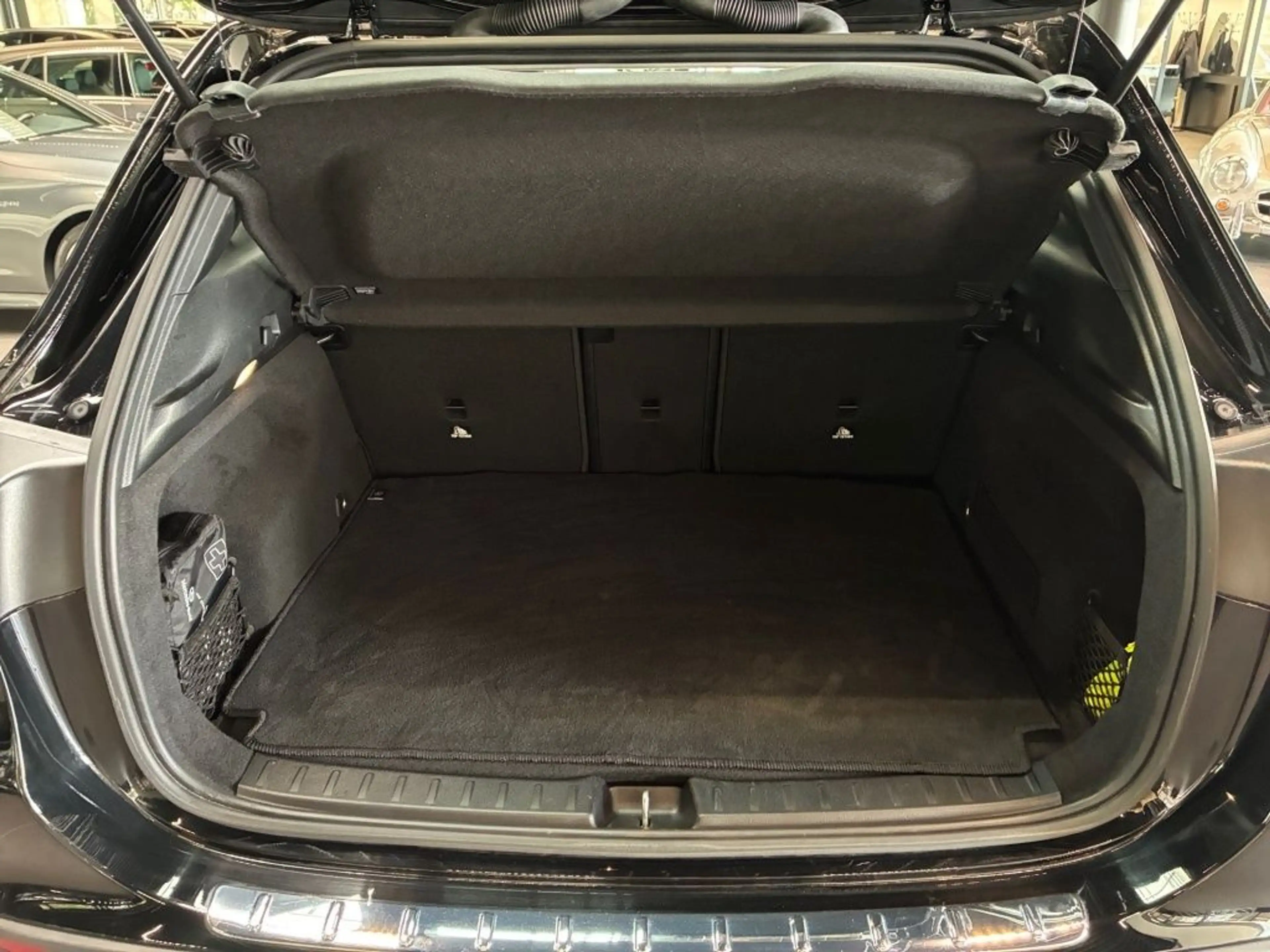 Mercedes-Benz GLA 200 d Progressive -Ambiente-Kamera-Totwinkel — photo 9