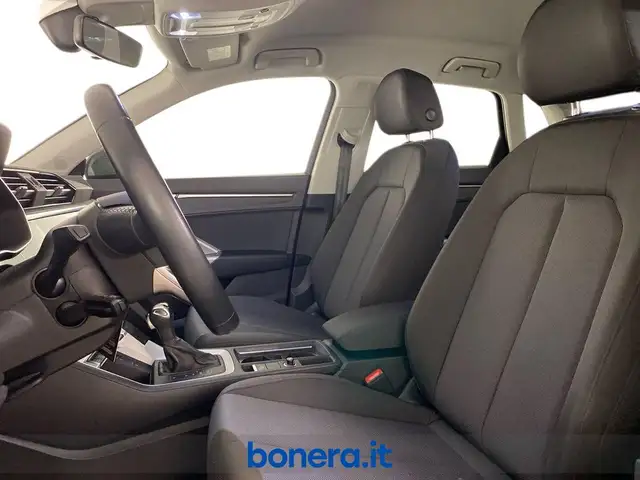 Audi Q3 view 18