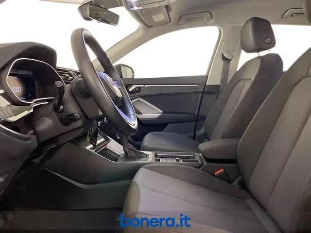 Audi Q3 view 13