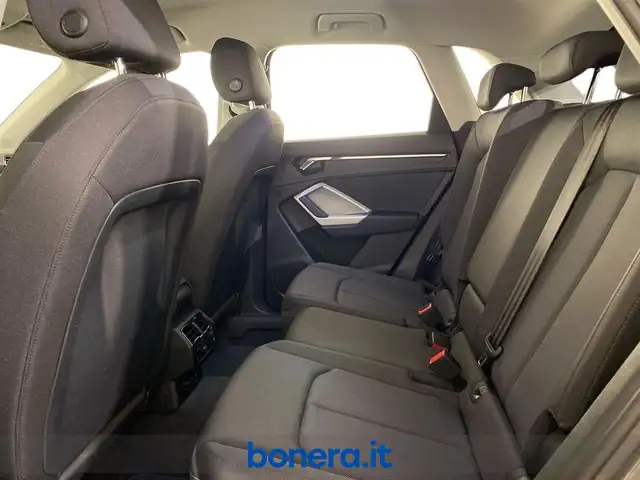 Audi Q3 view 24