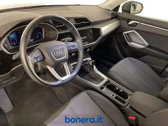 Audi Q3 view 16