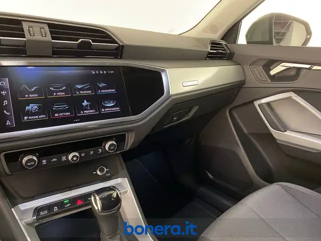Audi Q3 view 20
