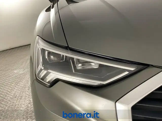 Audi Q3 view 9
