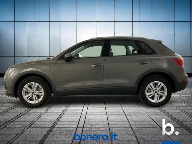 Audi Q3 view 8