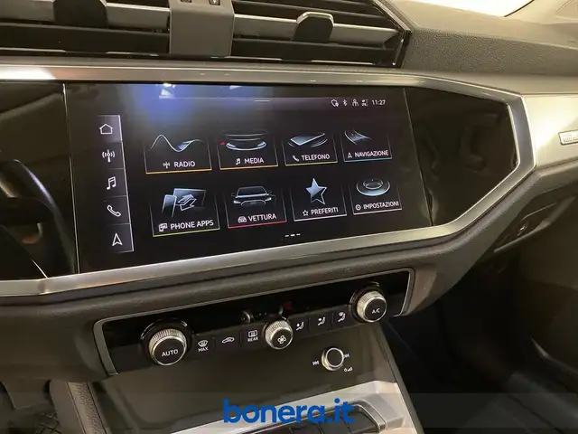 Audi Q3 view 21