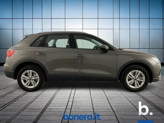 Audi Q3 view 4