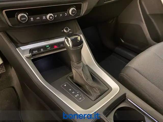 Audi Q3 view 22