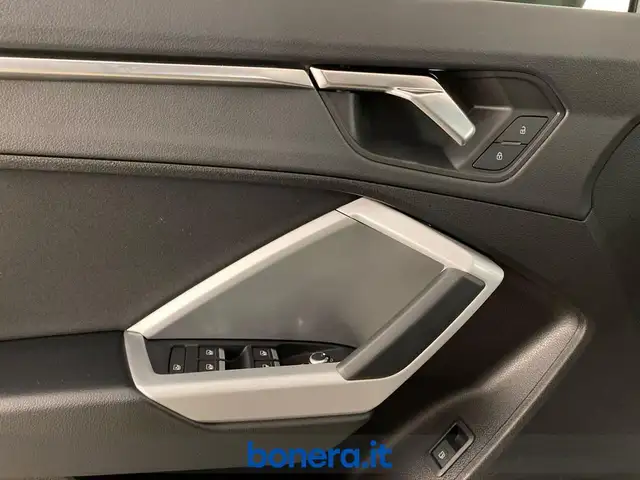 Audi Q3 view 23