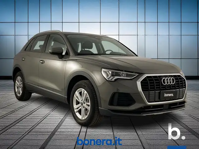 Audi Q3 view 3